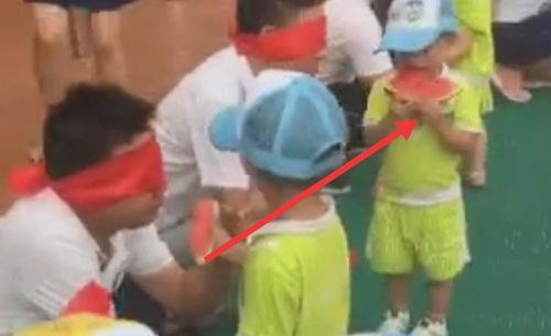 亲子吃瓜图片,一家三口共享吃瓜乐趣