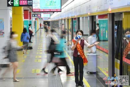 南昌地铁吃瓜事件视频,一场引发热议的公共场合争议