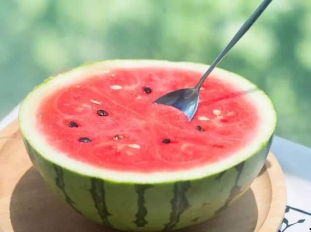 吃瓜吃得很开心,畅享吃瓜的快乐时光