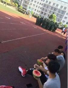 学妹军训时吃瓜,学妹们的欢乐食光