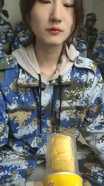 学妹军训时吃瓜