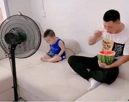 带娃吃瓜,亲子欢乐时光